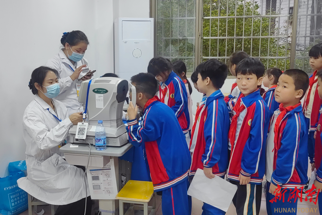 省专家到涟源开展学生常见病和健康影响因素监测工作(图1)