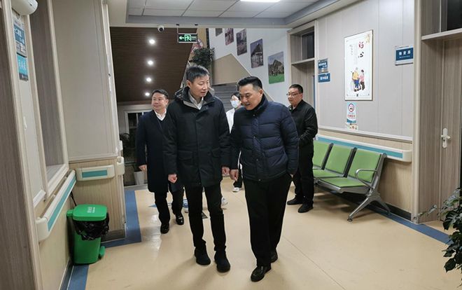 上海医疗专家赴寿县寿春镇中心卫生院调研(图1)