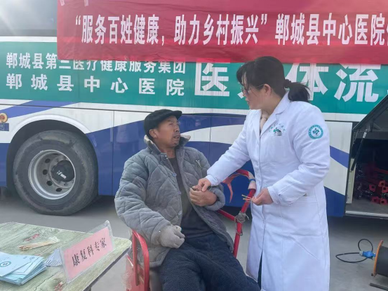 助力乡村健康行 医心情暖敬老院(图2)