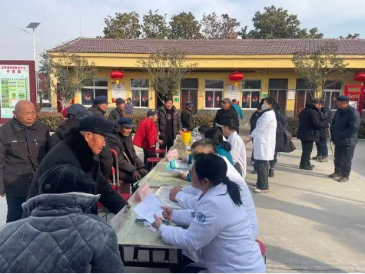 助力乡村健康行 医心情暖敬老院(图1)