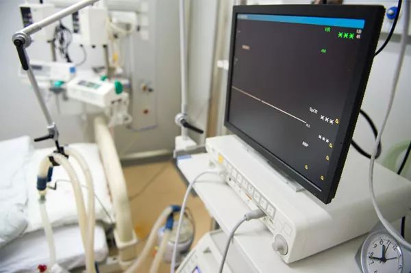 上海专家与新疆医院成功完成跨5000公里机器人手术AI技术实现远程医疗新突破(图1)