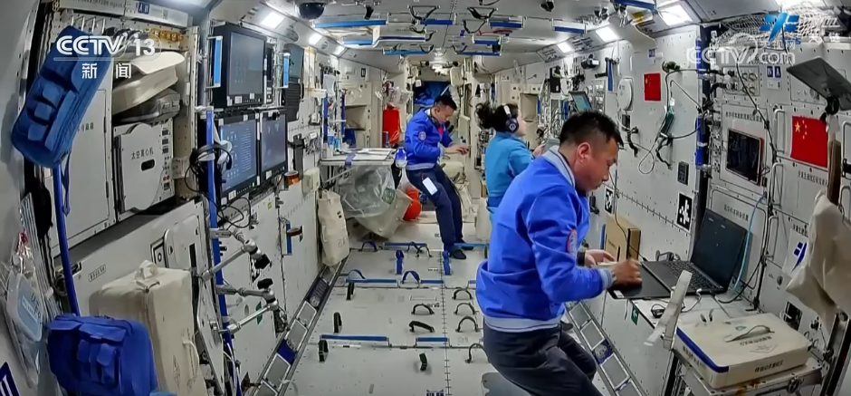 中国航天人的浪漫！他们在同一件“飞天战袍”上留下了签名(图11)