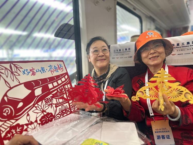 山东：银发专列驶进春天(图1)