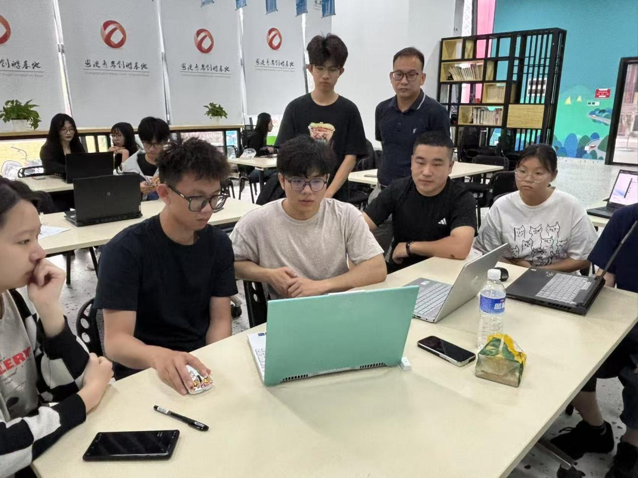 高职青年研发AI系统为道路“健康监测”(图1)