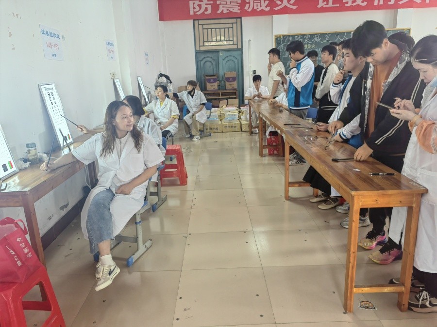 安徽师范大学附属庐江第三中学开展2025年春季中小学生视力监测工作(图2)