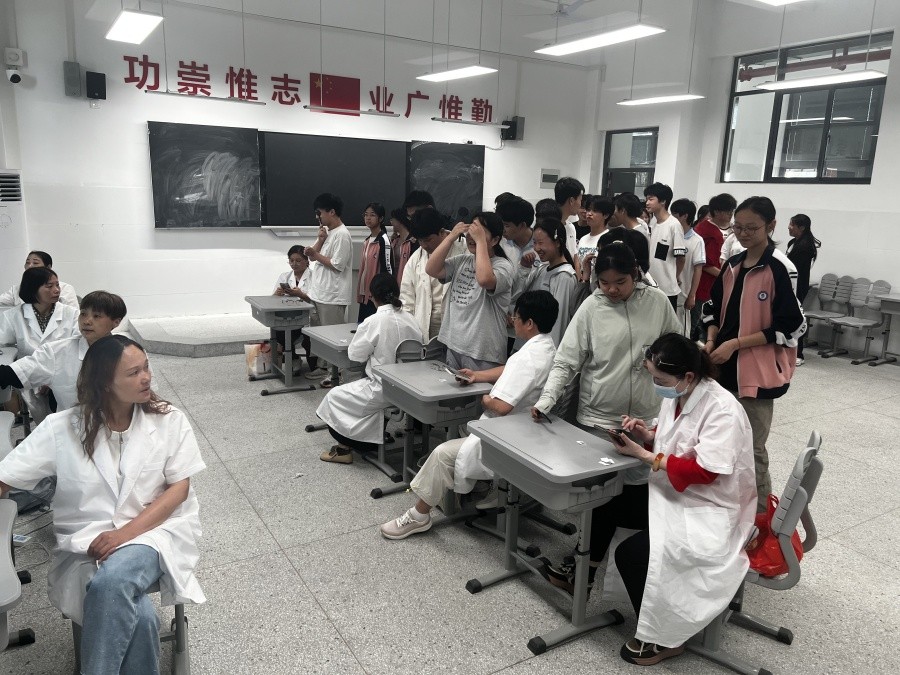 安徽师范大学附属庐江第三中学开展2025年春季中小学生视力监测工作(图3)