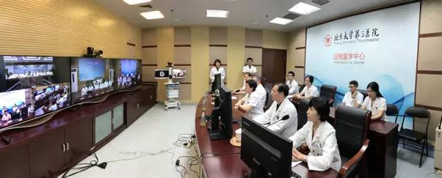 “请系统切入北医三院现场！”国家卫计委领导观看全民健康信息化建设国家级主要业务系统展示北医三院与基层医院进行远程医疗会诊展示(图4)