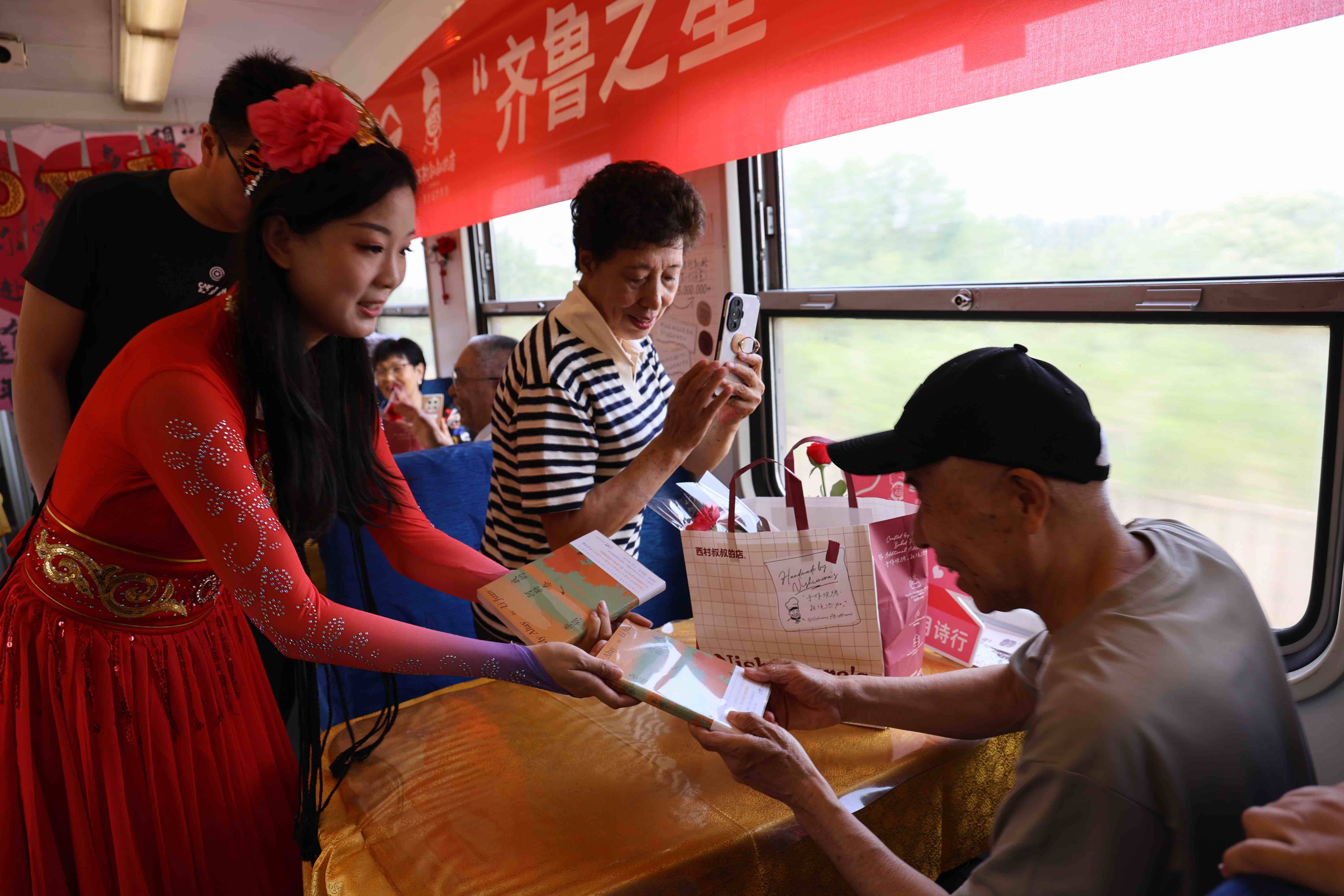 “浪漫圆梦 银发蜜月”——“齐鲁之星”银发蜜月新疆旅游专列开行(图2)