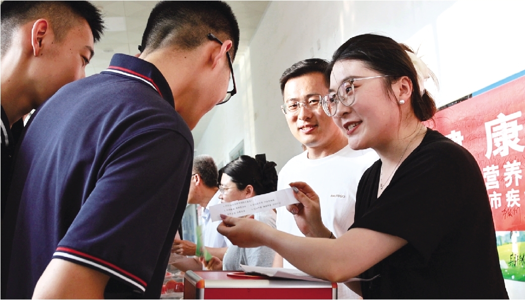 三向发力为群众健康加码——聊城市“兴聊号”直通车输送医疗资源直达基层(图1)