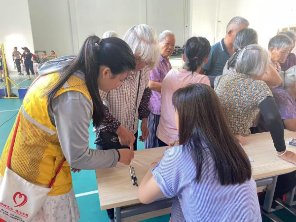 “名医下乡”惠民生 健康服务“零距离”-----龙山镇开展大型义诊活动(图2)
