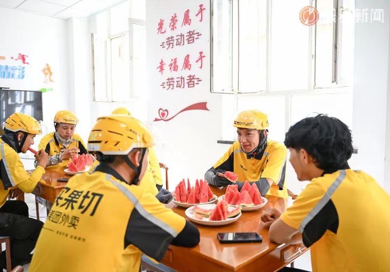 天山区总工会启动“送清凉·护健康”活动(图1)