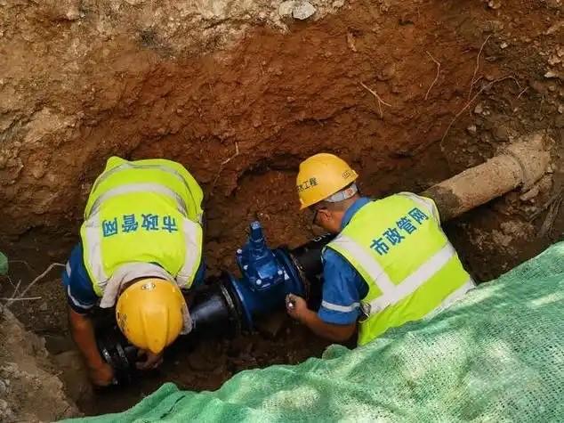 烽行探微“管卫通行”机器人筑起城市地下生命线智能防线(图1)