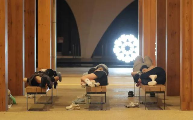 大象早报丨胖东来发布对刑释人员的面试题；漯河：从佛山、广州返回需健康监测12天；女童调座椅压死弟弟父母向车企索赔200万(图18)