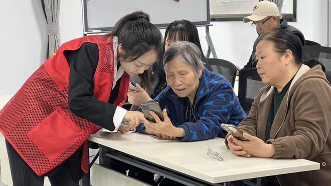 陕西镇坪“银发主播团”网上直播卖山货(图2)