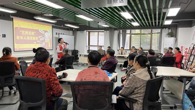 陕西镇坪“银发主播团”网上直播卖山货(图4)